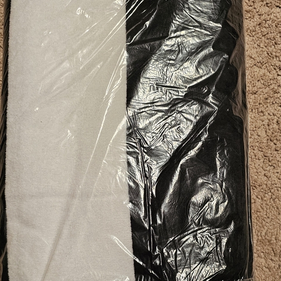 NEW VICTORIA SECRET BEACH TOWEL - Picture 3 of 3